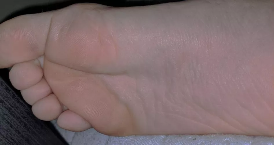 Go on, put your screen to your nose, you know you wanna smell my feet 🖤 by enby_slutt