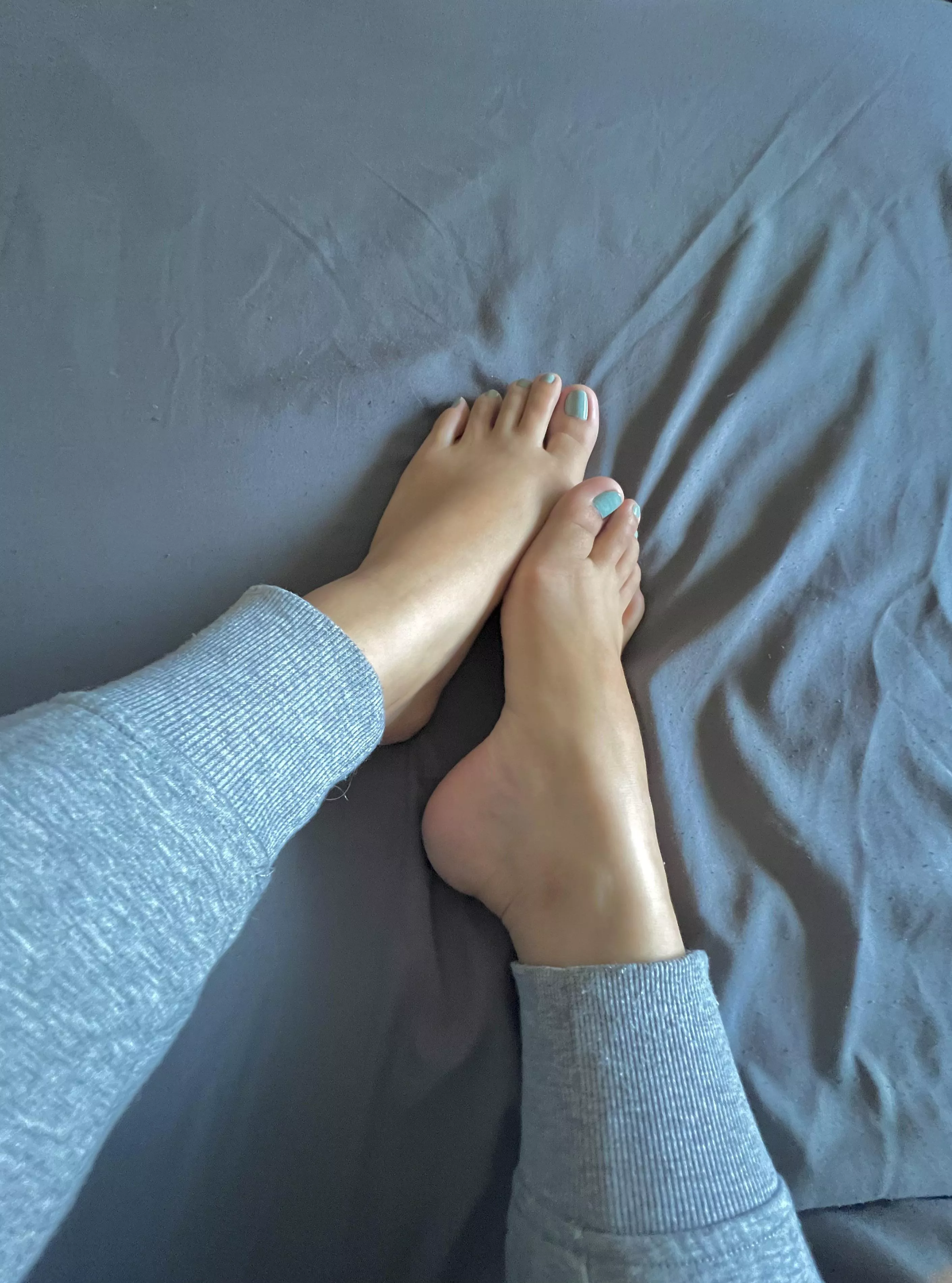 Going barefoot for the first day of spring ☀️🌿 posted by DyosaVivi