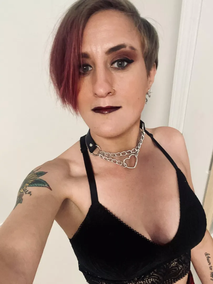 Going goth today… hello 🖤 posted by ShyKenneth