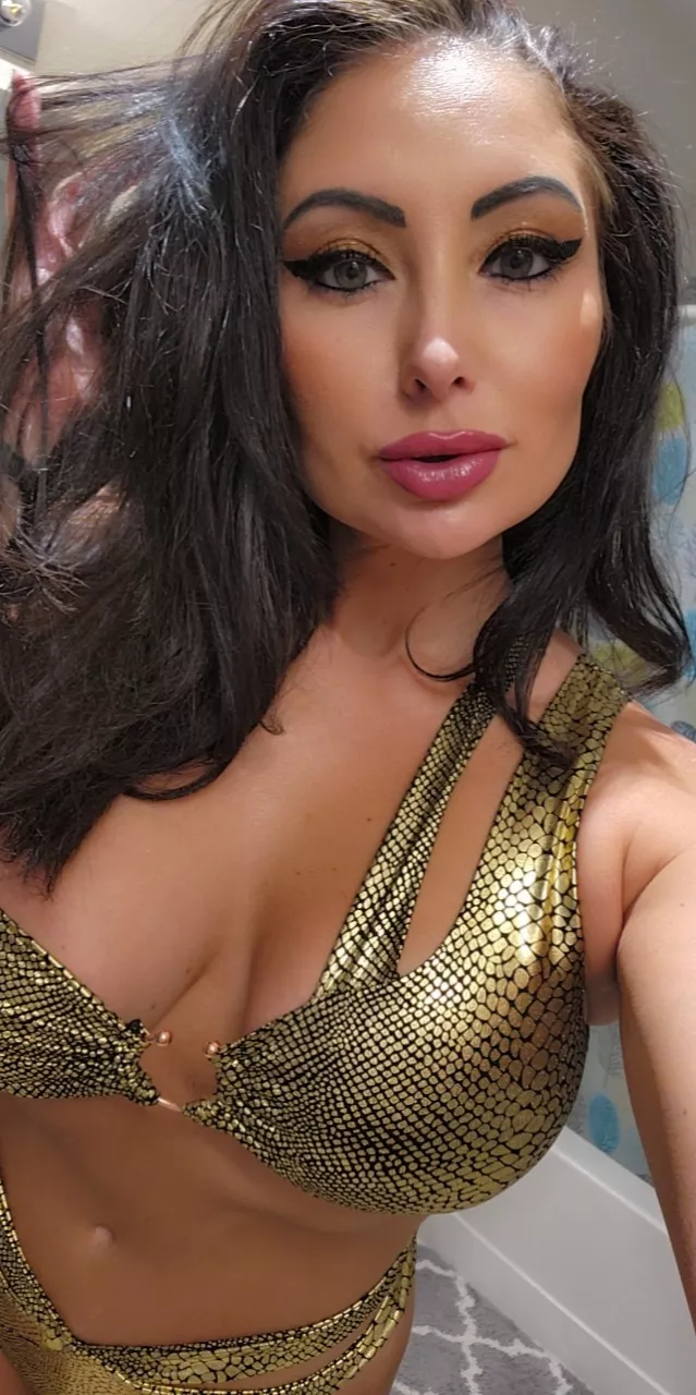 Gold is my favorite color posted by Vegashousewifey