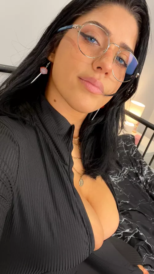 Good evening, gentlemen. I hope you can keep your dicks in your pants tonight! by StyxHips