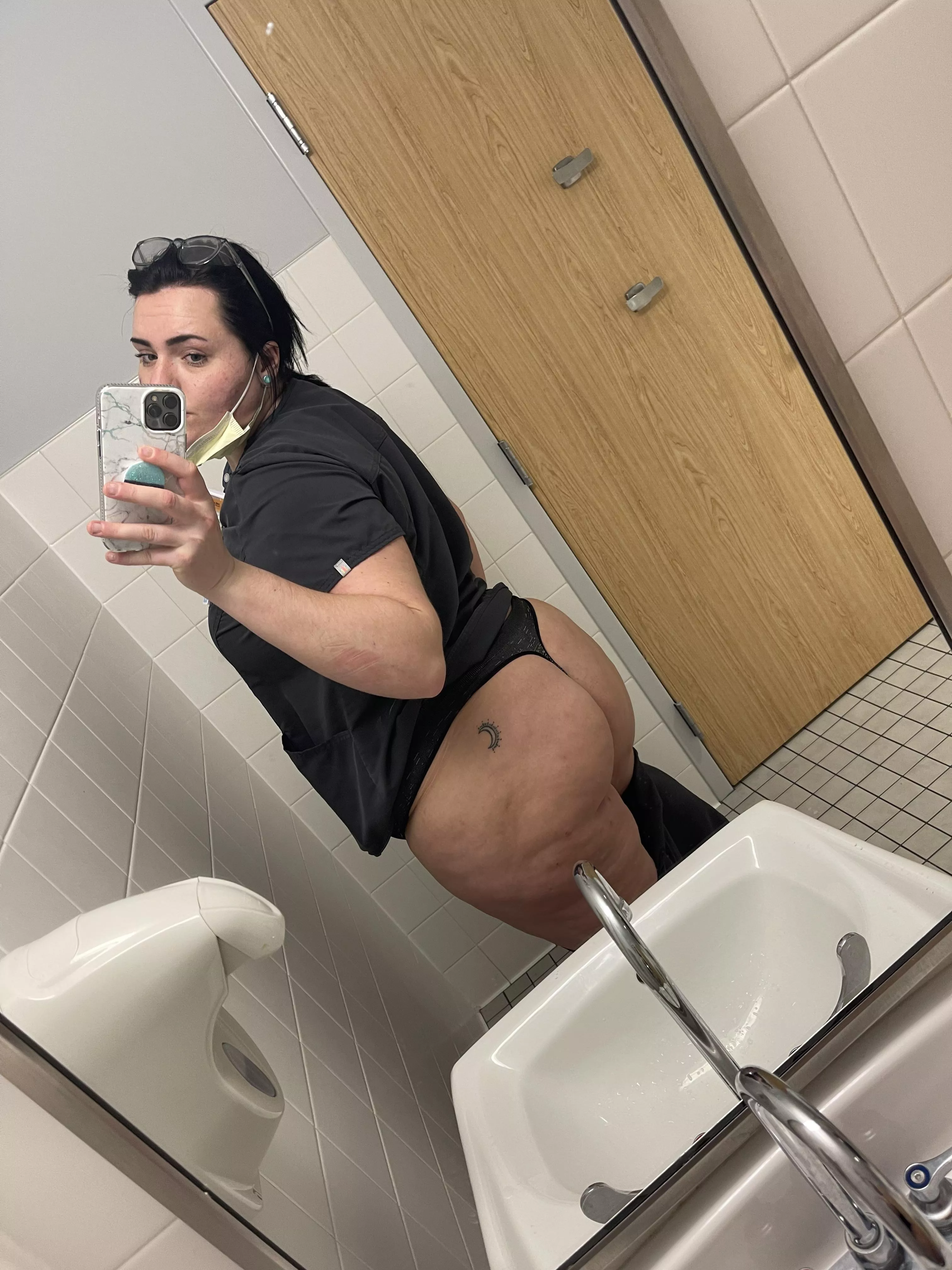 Good morning 🌞 are you looking if I dropped something in your room? posted by Raven_Graves11