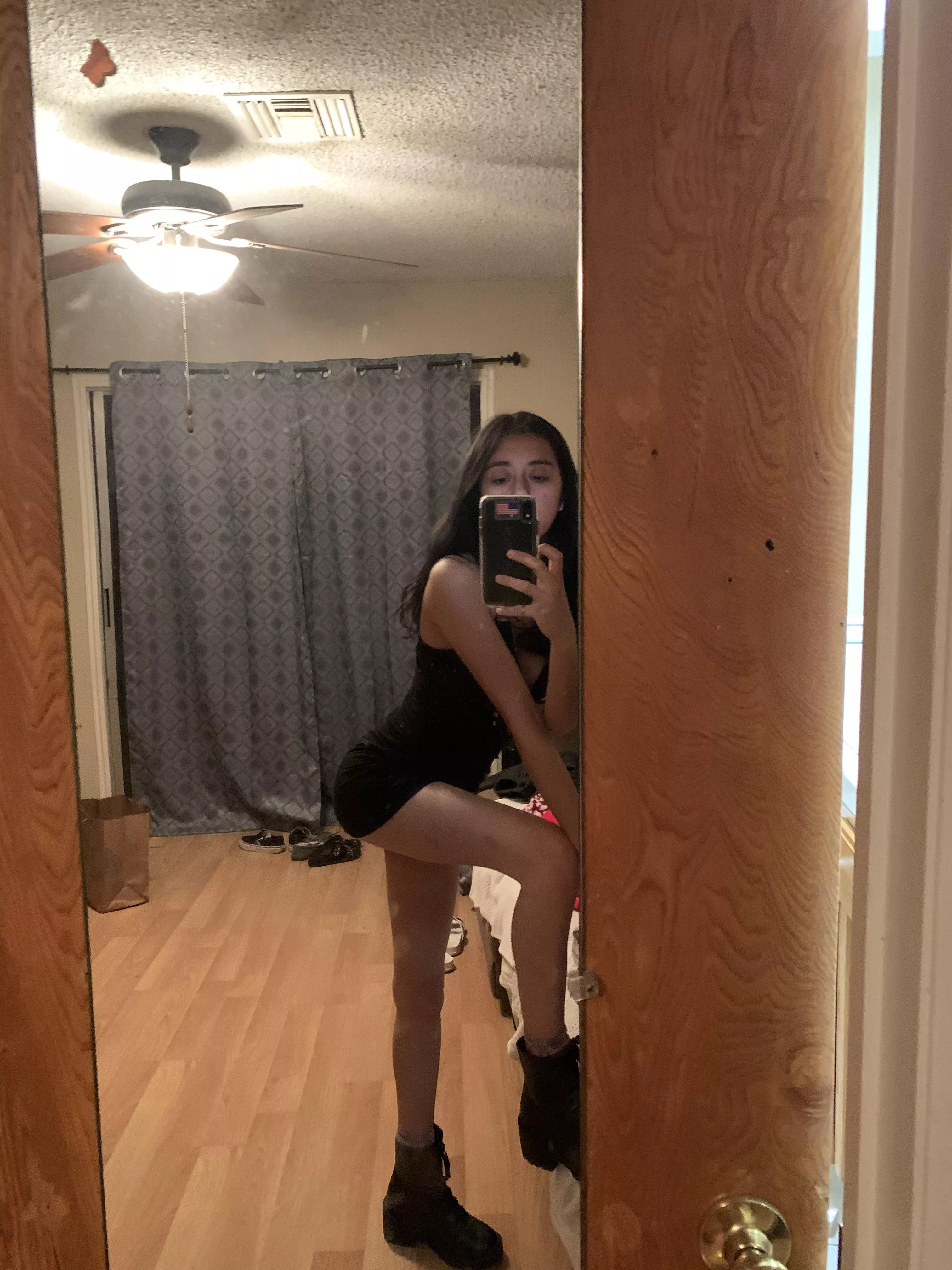 Good Morning im looking to be a cock teasing goddess and make some of dat morning wood bust🤪 Kik nuttondessi69 😈 posted by Dessilovescum69