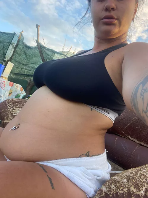 Gosh my belly goes out so far.. by CurvyKassandra