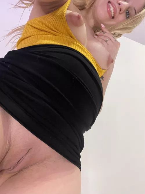 Got a cute innie for you to lick by forestxo