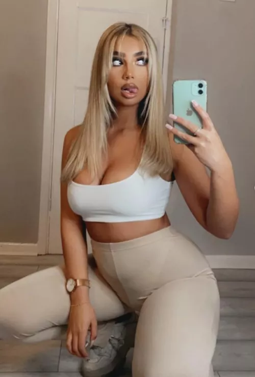 Got plenty more of her by Srobbo999