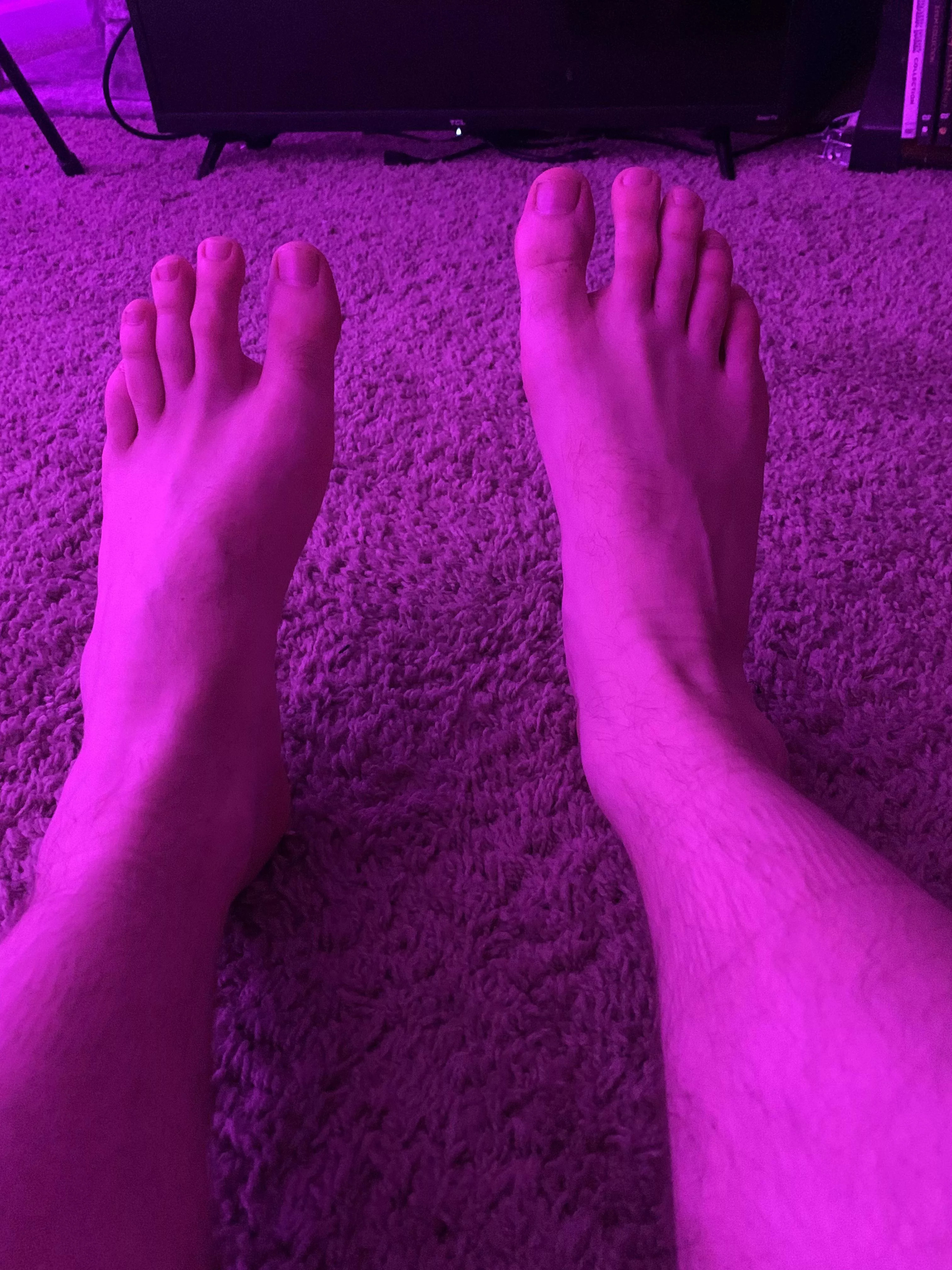 Got told I have “sexy toes” tonight. That’s a first. Anyone else like my feet? posted by hottubsexmachine18