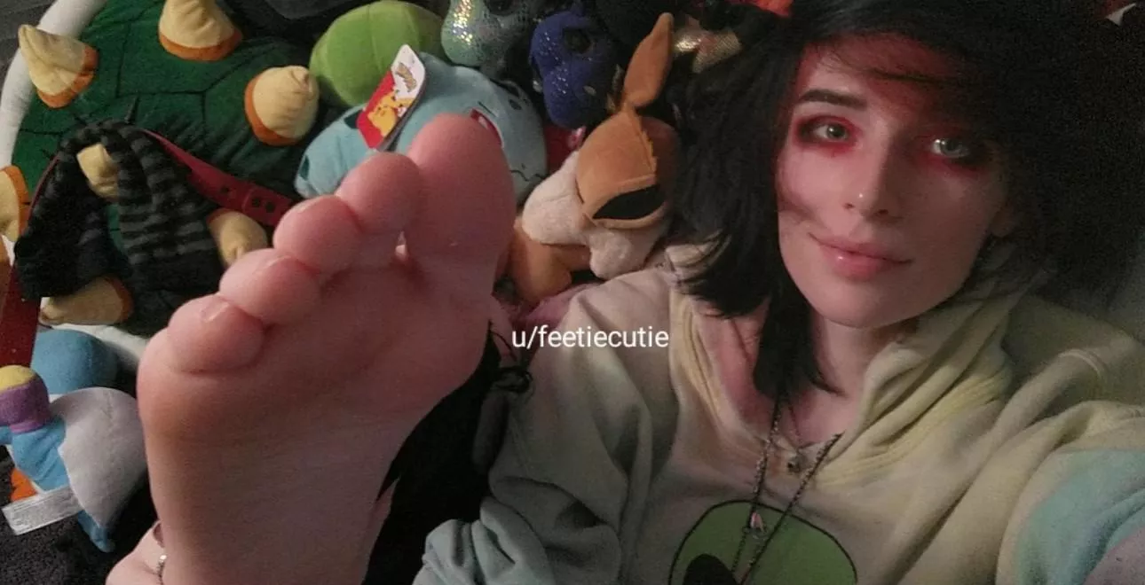 Gothic girl feet are the cutest! posted by feetiecutie