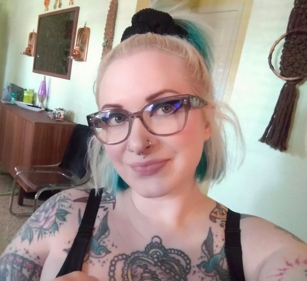 Goths in glasses 🤓 posted by the_stephanie_pea