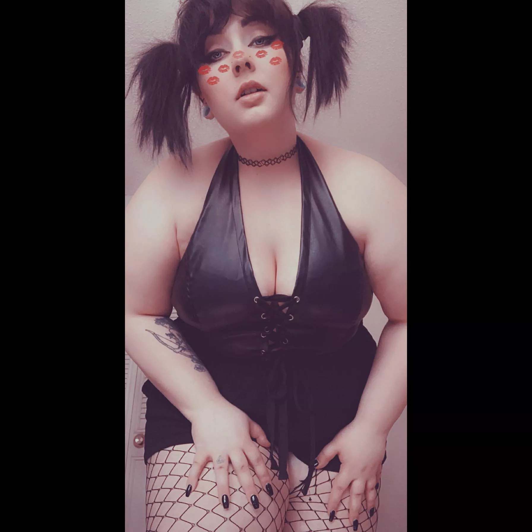 Gotta love fishnets 🖤👽 posted by diesukii