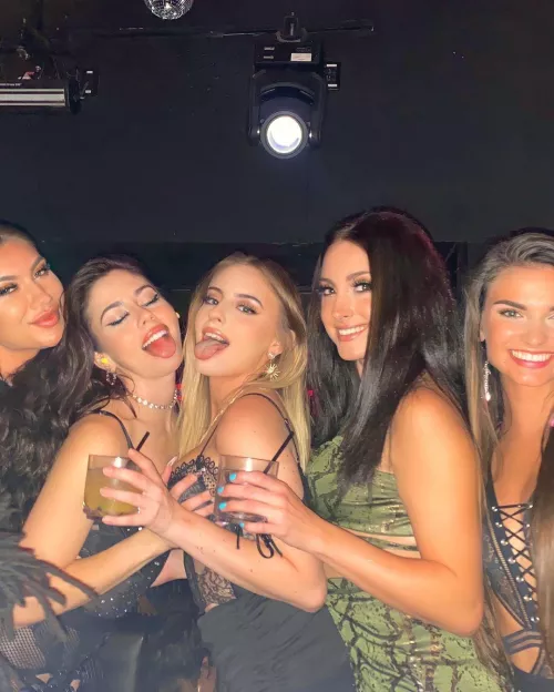 Grab that boob in the middle! by siimple_code