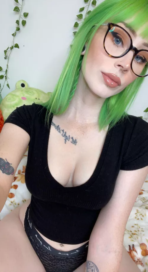 Green hair and glasses 💚 by immarier