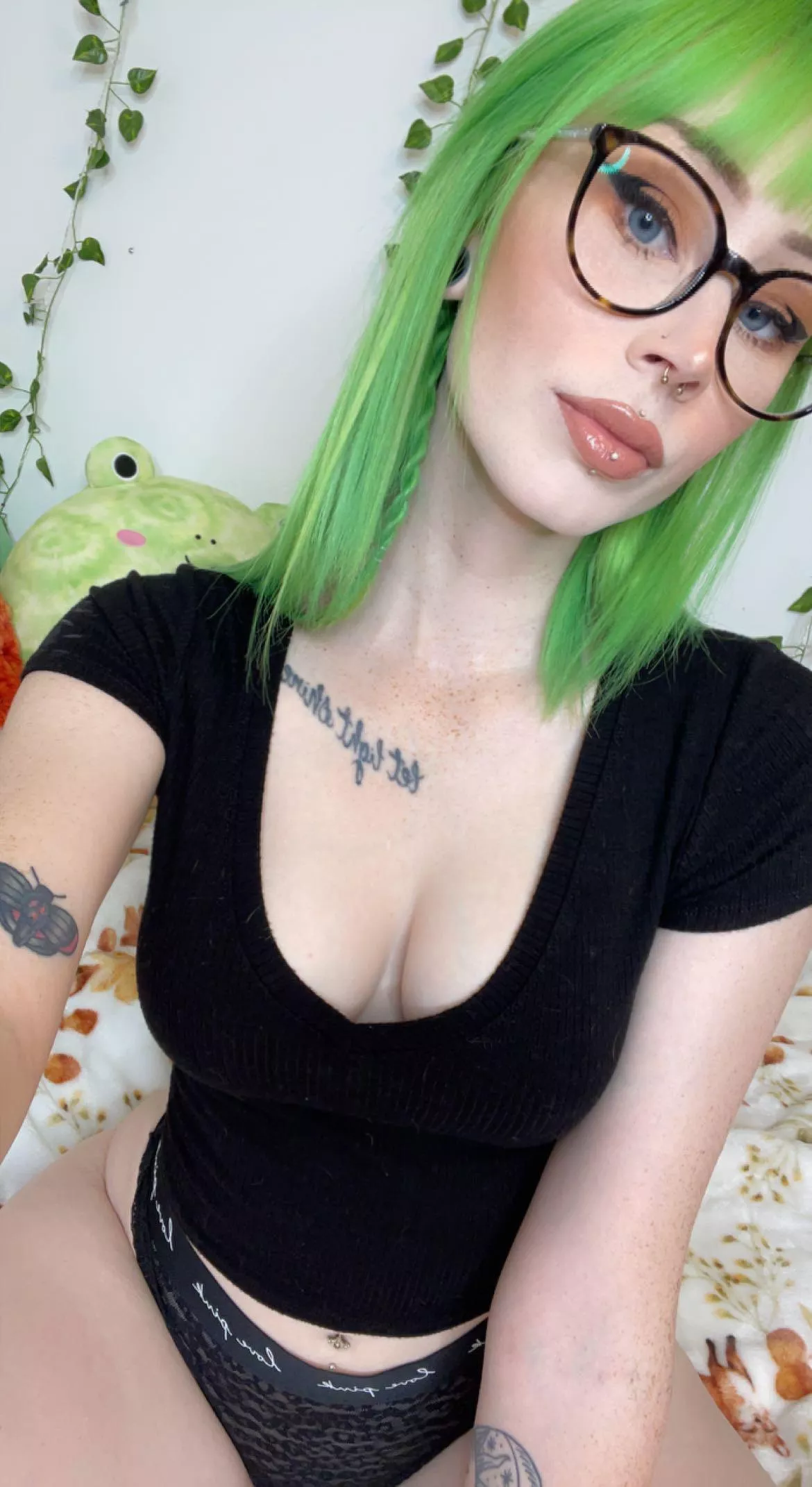 Green hair and glasses 💚 posted by immarier