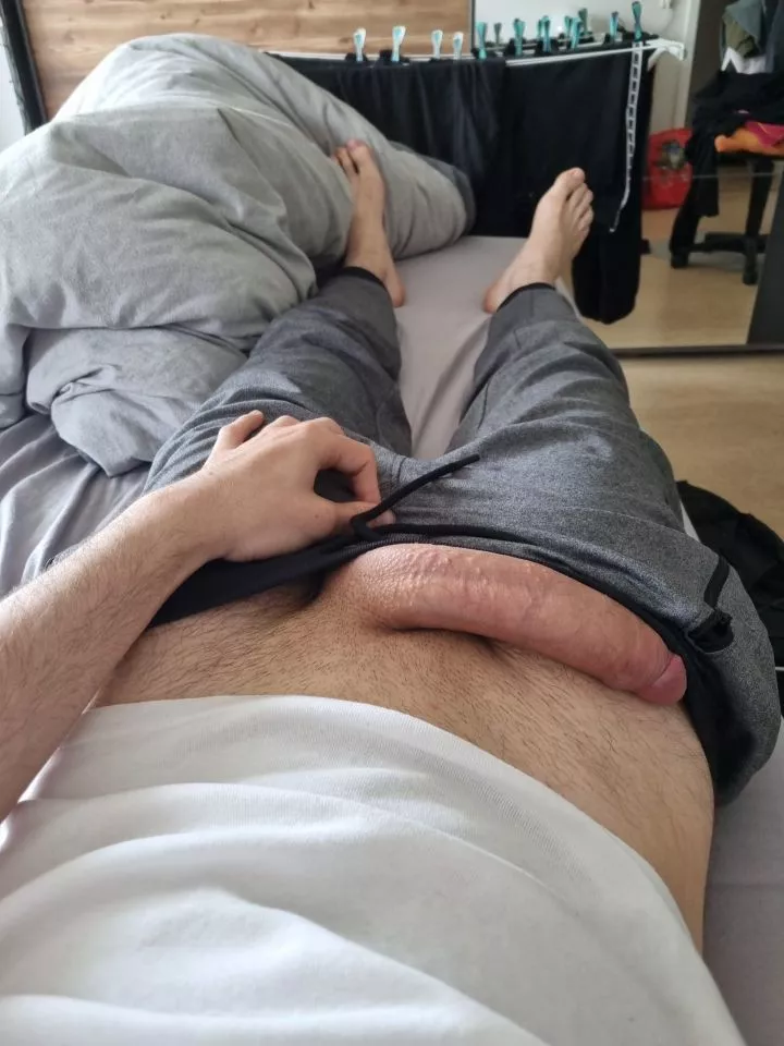 grey sweatpants and a big cock, only u are missing 😉 posted by _Klra_