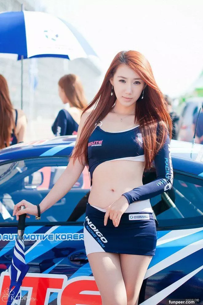 Grid girl with umbrella posted by 0rangeeAppeal