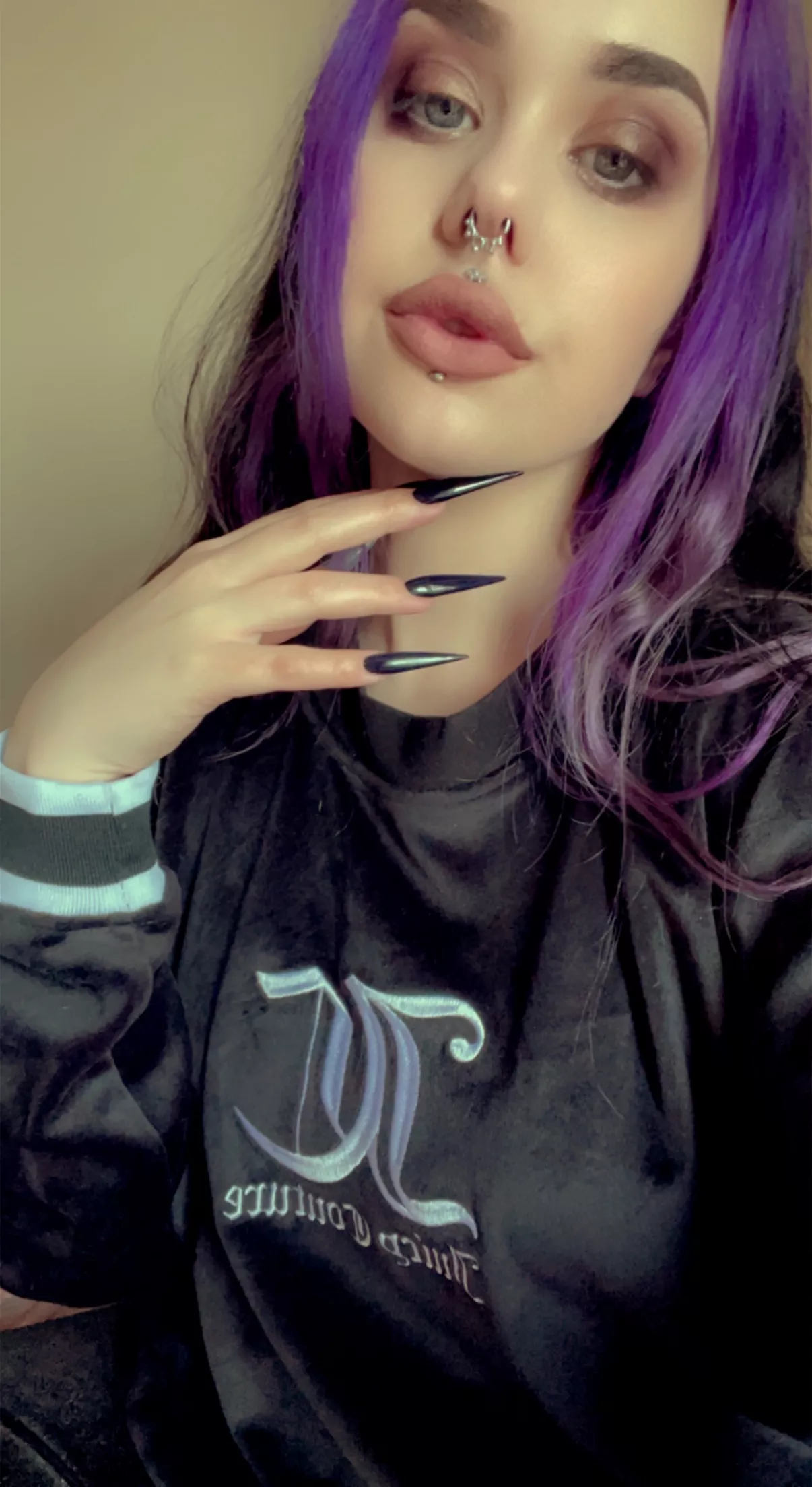 Gripping throats with my long claws like an ungodly creature 🥵 [domme] posted by BimboGothQueen