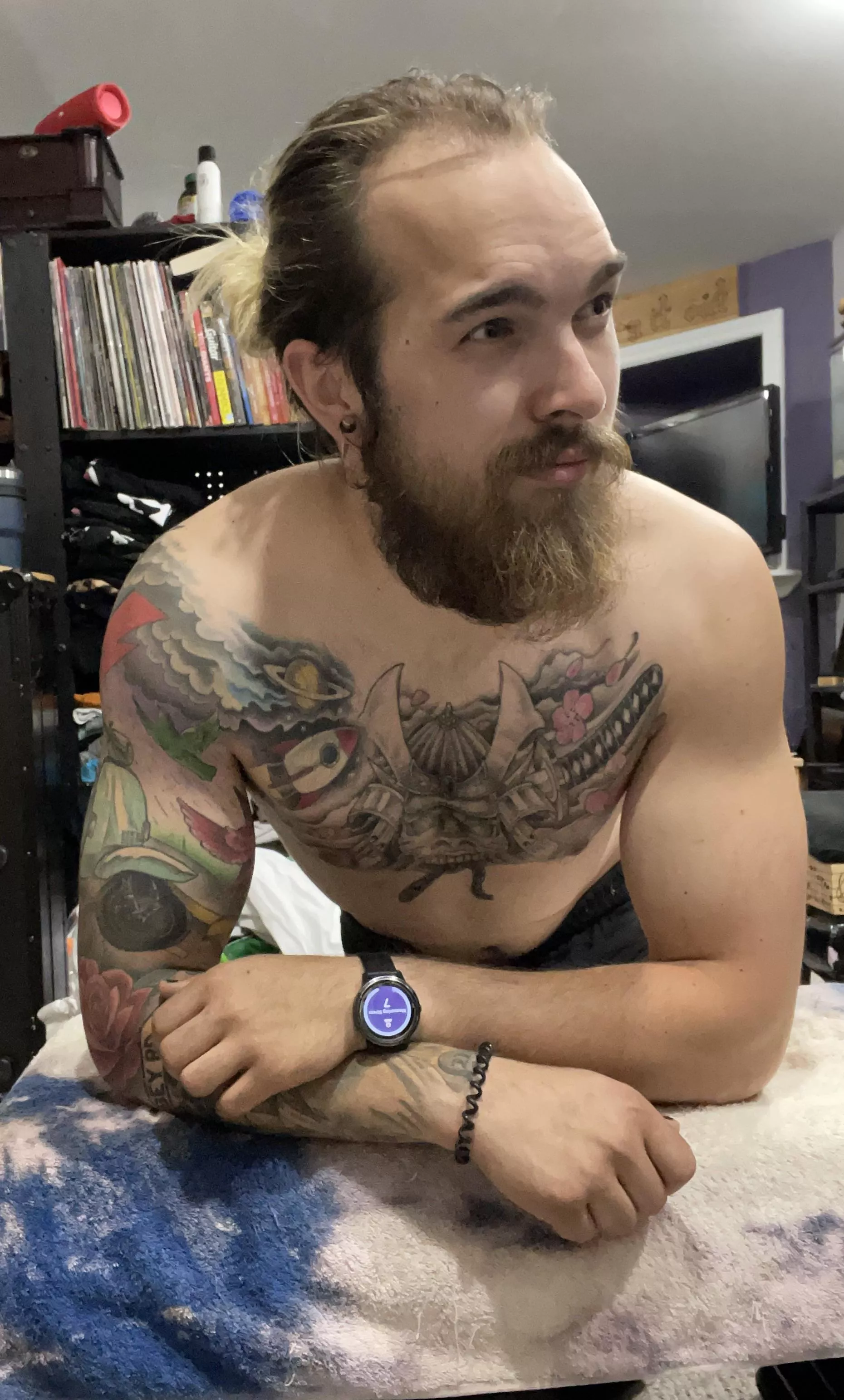 Guess what im looking at posted by SnazzyBear689