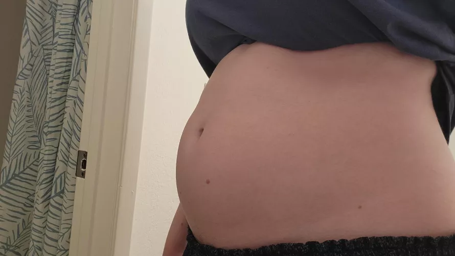 Guess who got her belly to roughly 39 and a half inches tonight? I don't think I would have gotten this big so quickly without my feeder 😊 by MissE1997