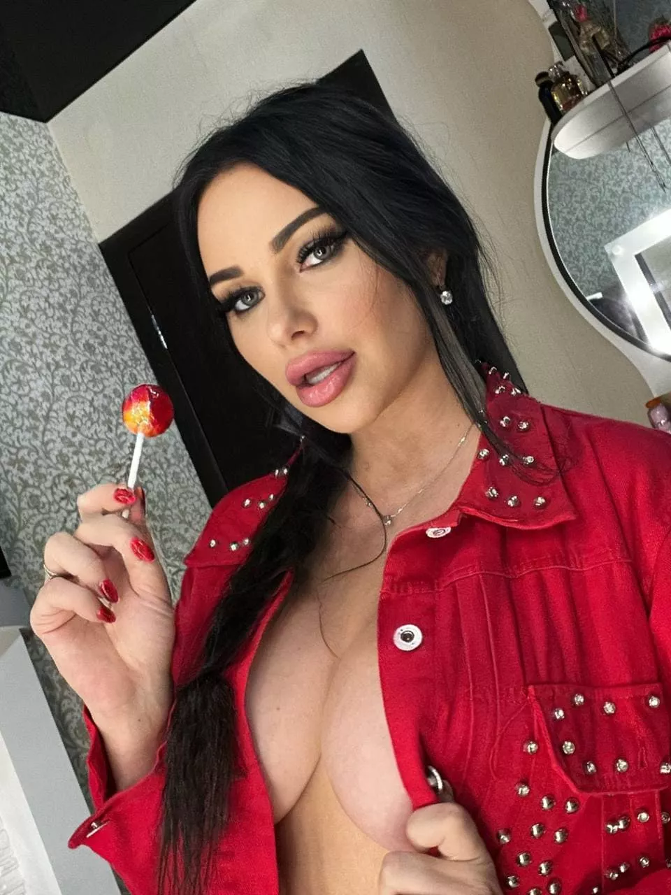 Guess why I train with candy 💋🍭 posted by bOmbaHOOT