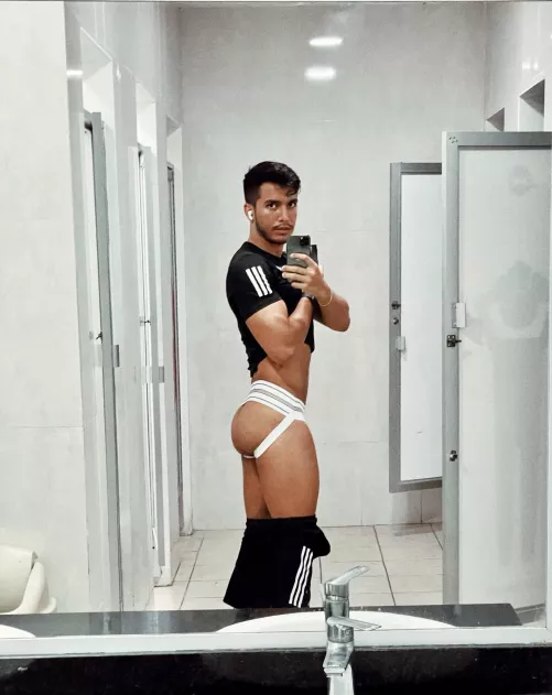 Gym bathrooms turn me on 😈 by AndresGuedez