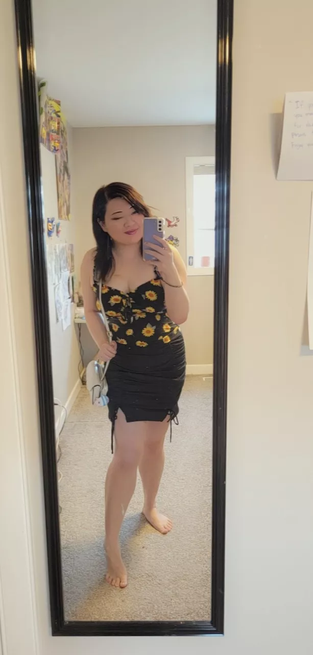 Hai durrr, i'ma sunflower for tonight, I can't wait to see the weebs n dweebs 🌻 c: posted by gentlelilypad