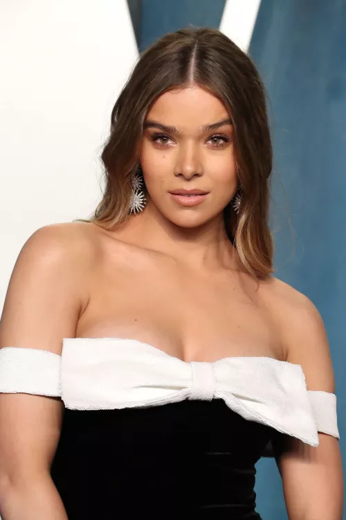 Hailee Steinfeld by DeeNightOwl