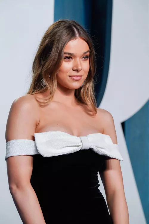 Hailee Steinfeld makes me wanna top some buds by koboldthrowaway