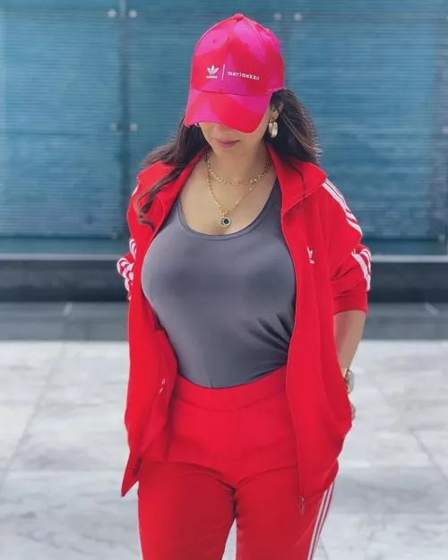 Half covered face. Fully covered chest. Both still beautiful. by HulkPower