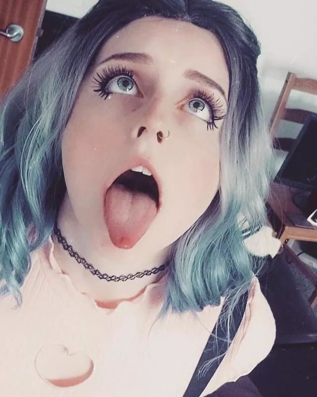 hands behind my back ready for you posted by Capribento