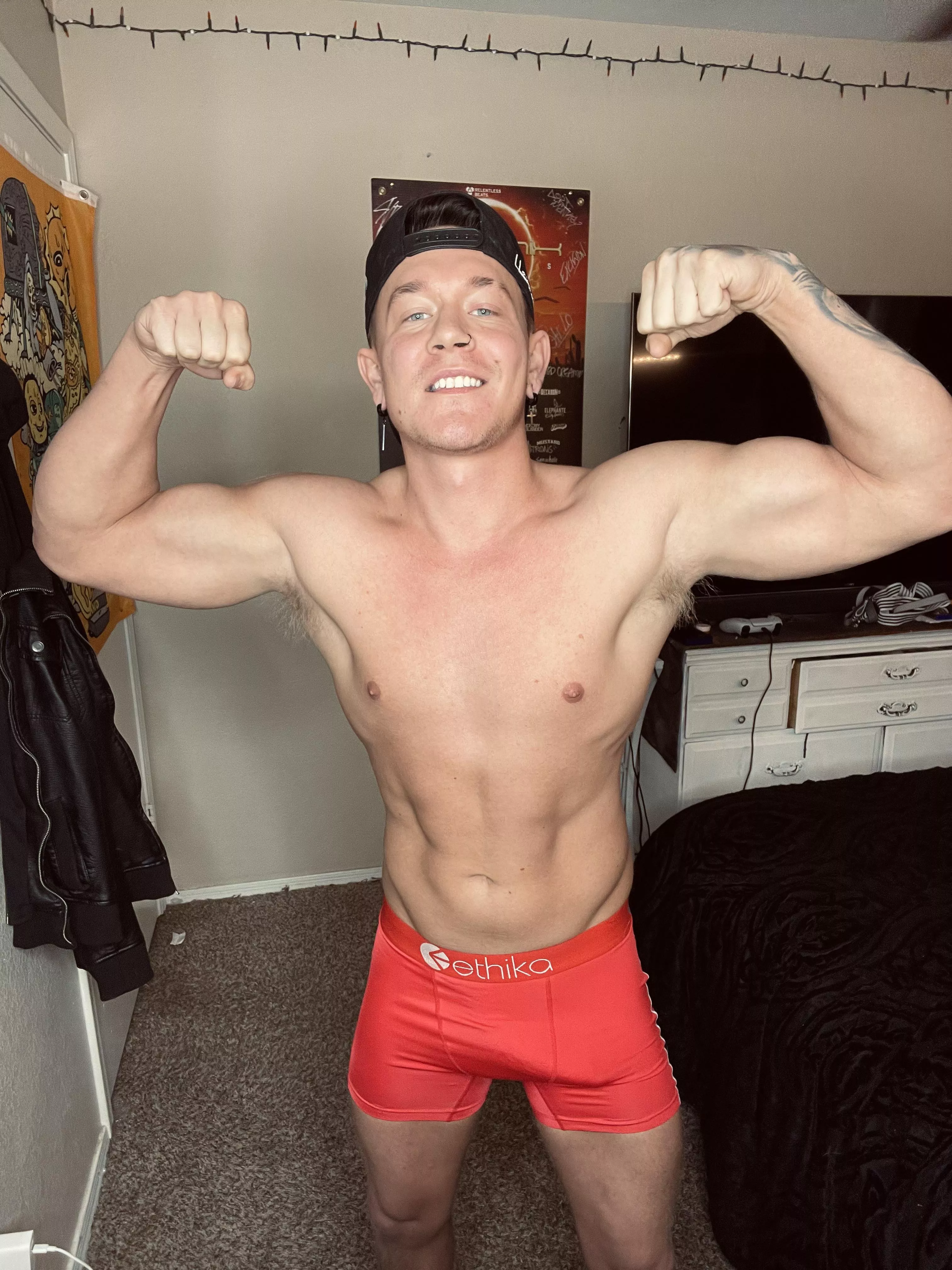 Hanging a bit to the left posted by Coleanthonyxxx