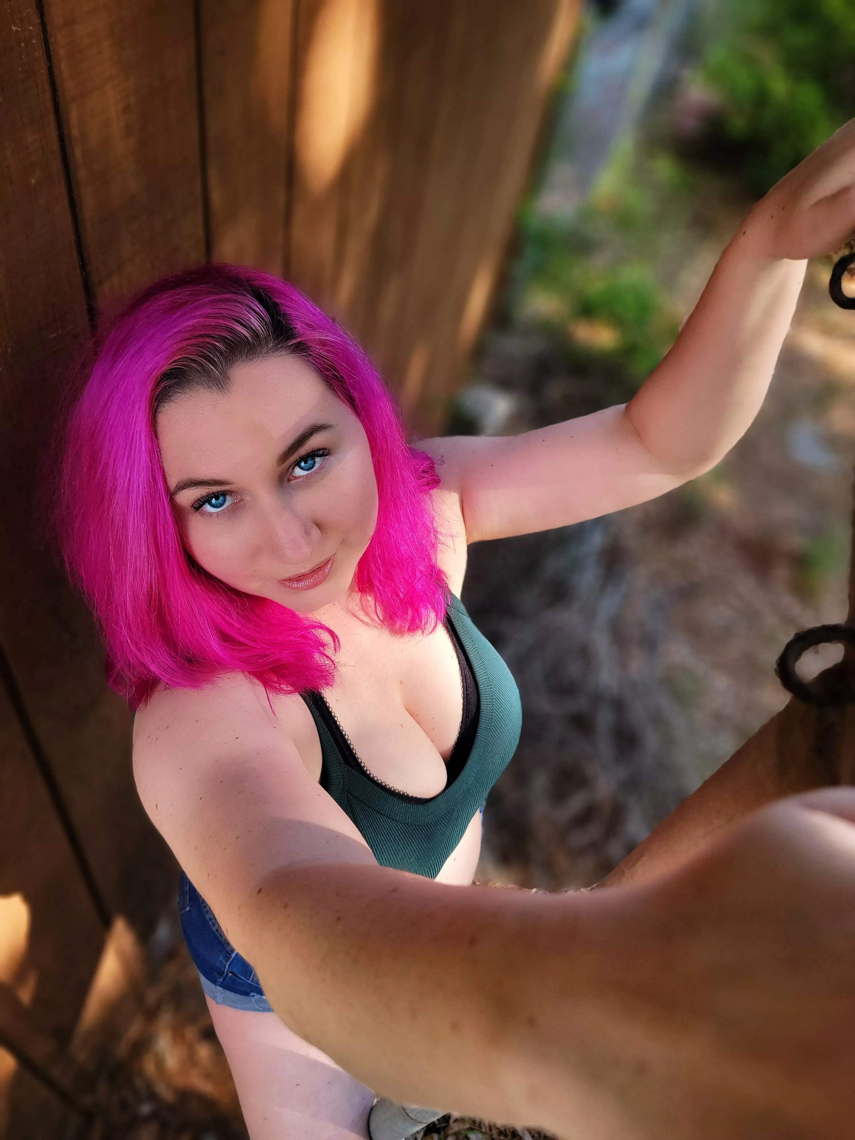 Hanging around outside today, the weather is just too great to miss out on 😋 posted by PiddyKat