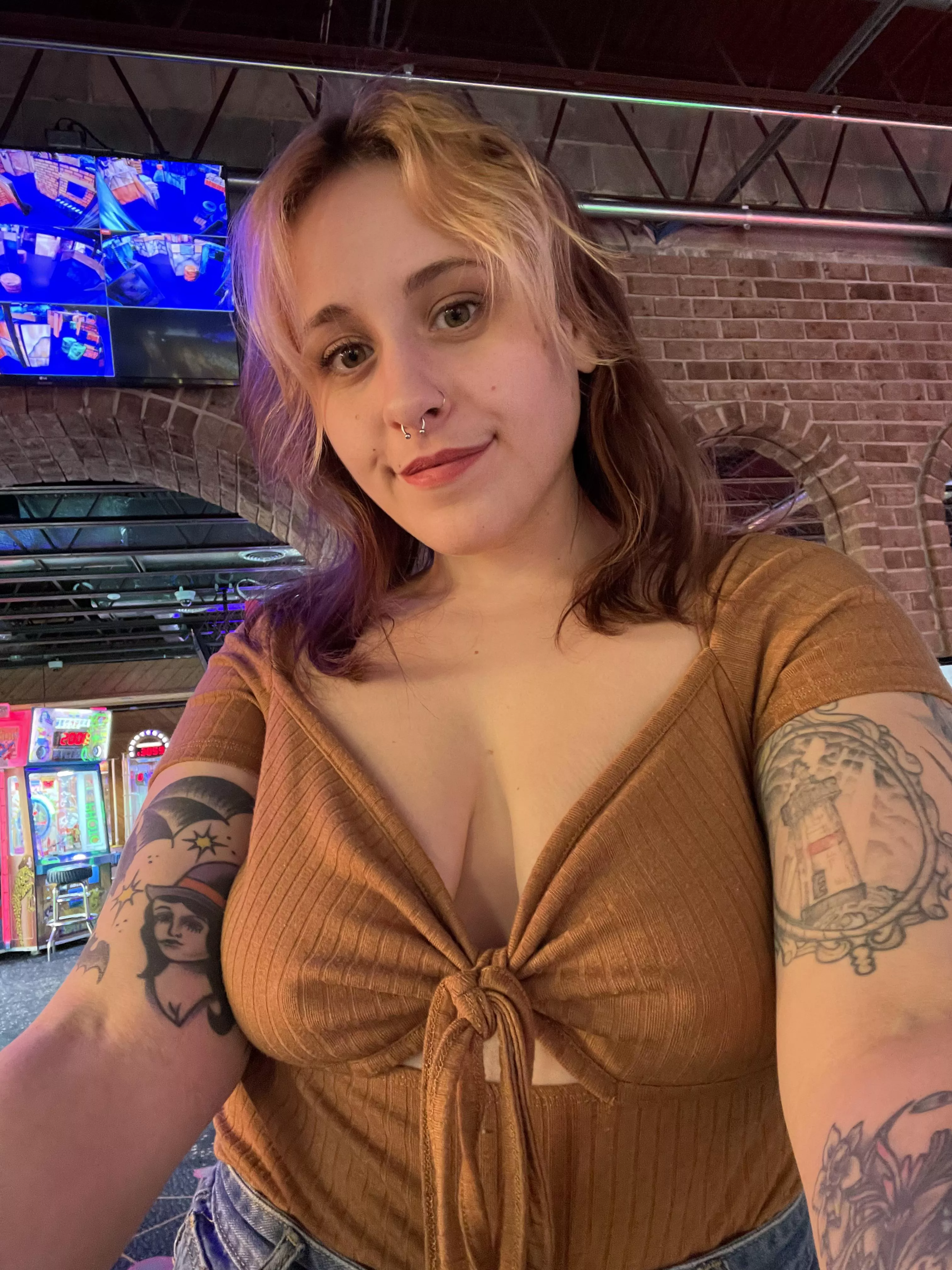 Hanging out at the arcade posted by hunnyymustarddx