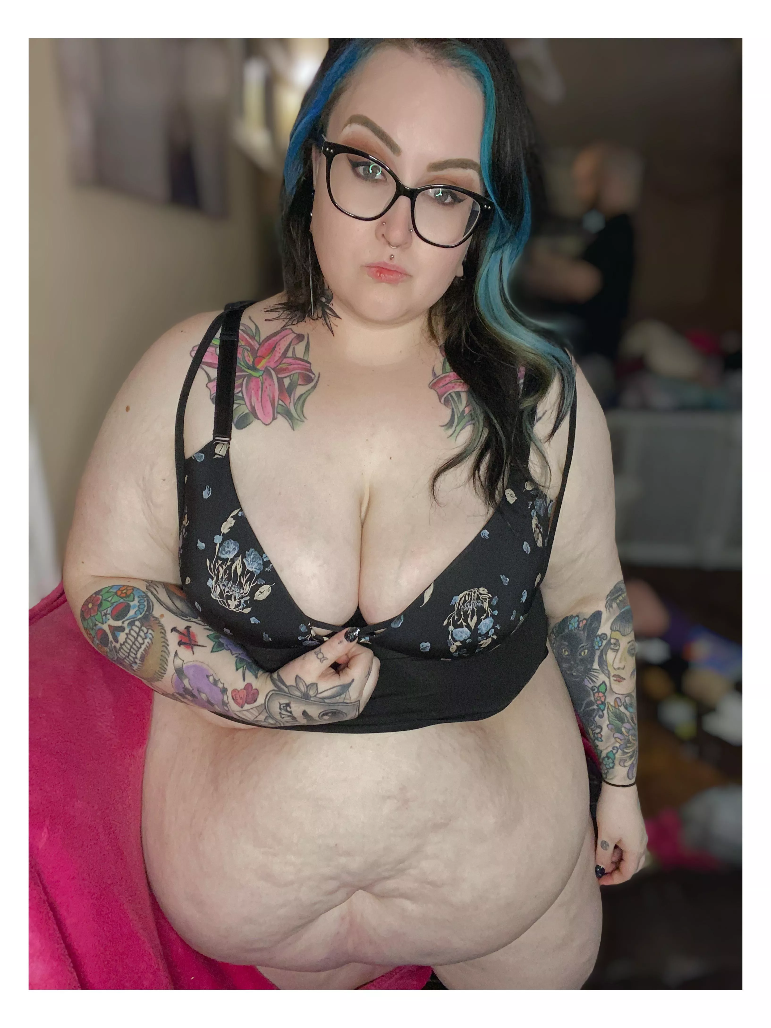 Happy 1 year Reddit anniversary to me! 🥳 posted by Miss_zombi3