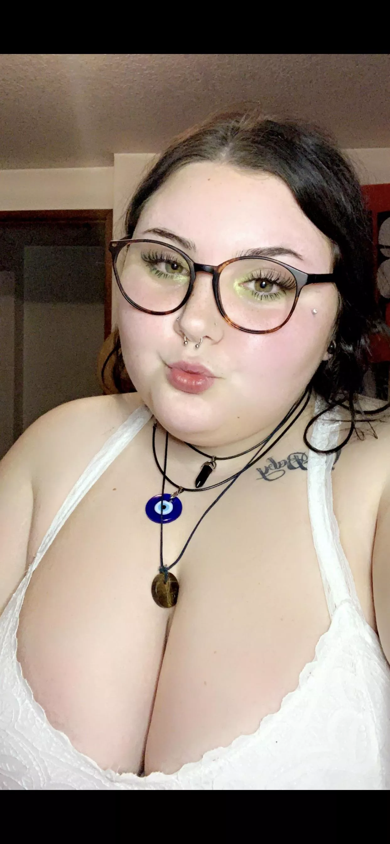 Happy 4/20! would you sesh with me?😋🍃 posted by hadleyduh