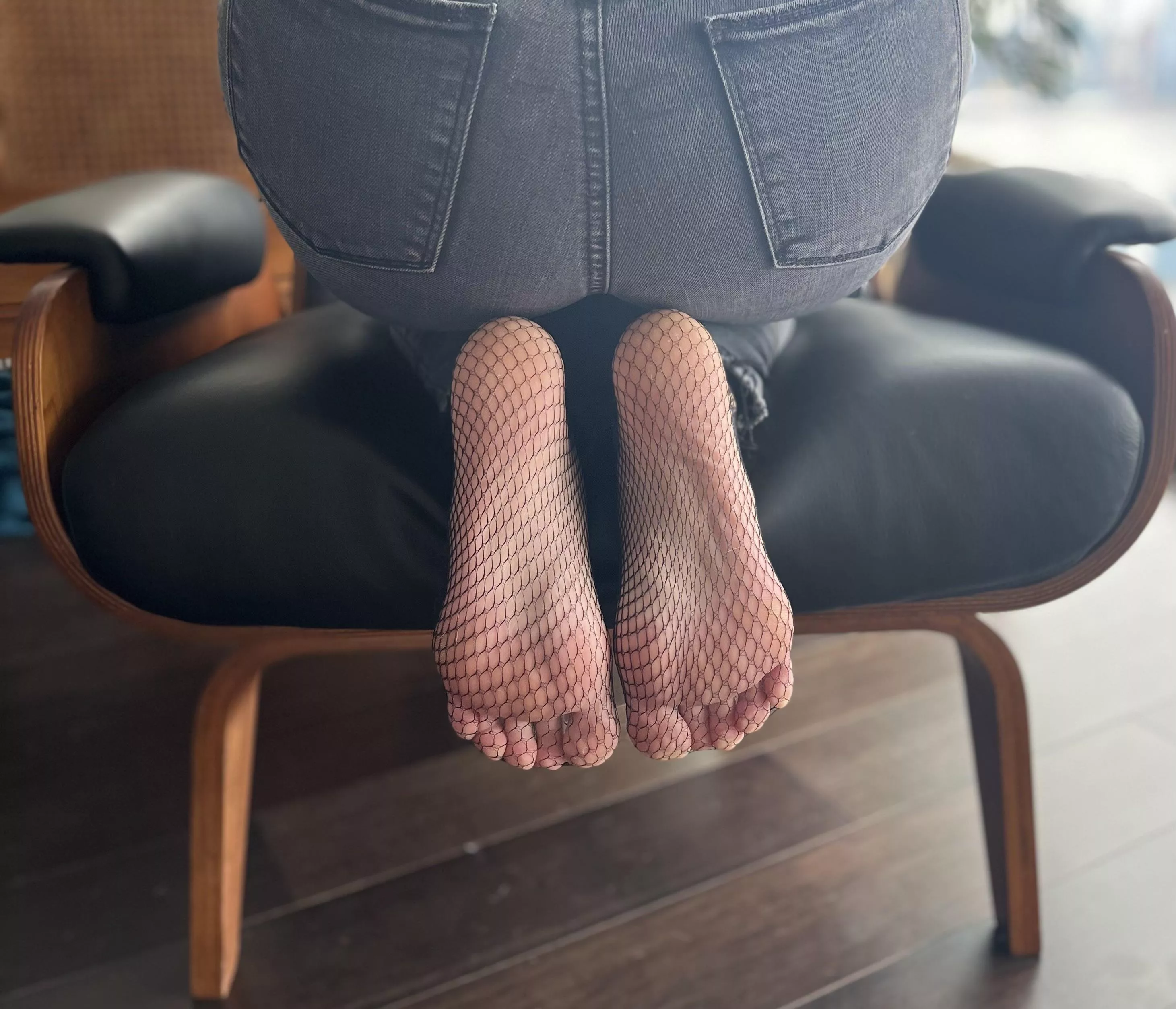 Happy Friday, Everyone 👣 posted by OpenWindow444