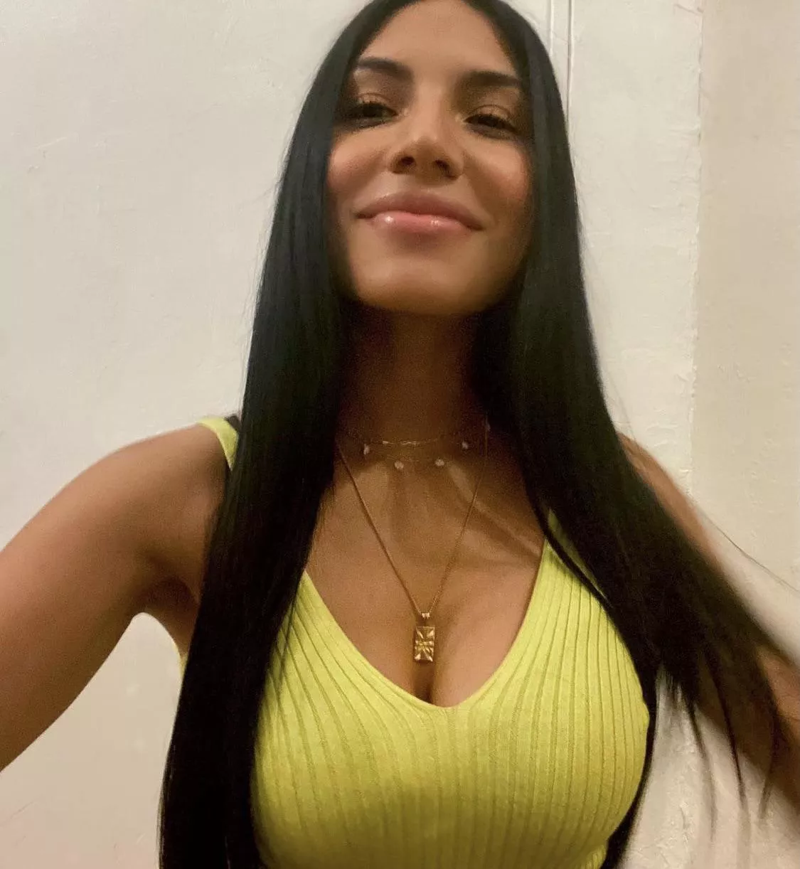 Happy girl 💛 posted by Solbaby117