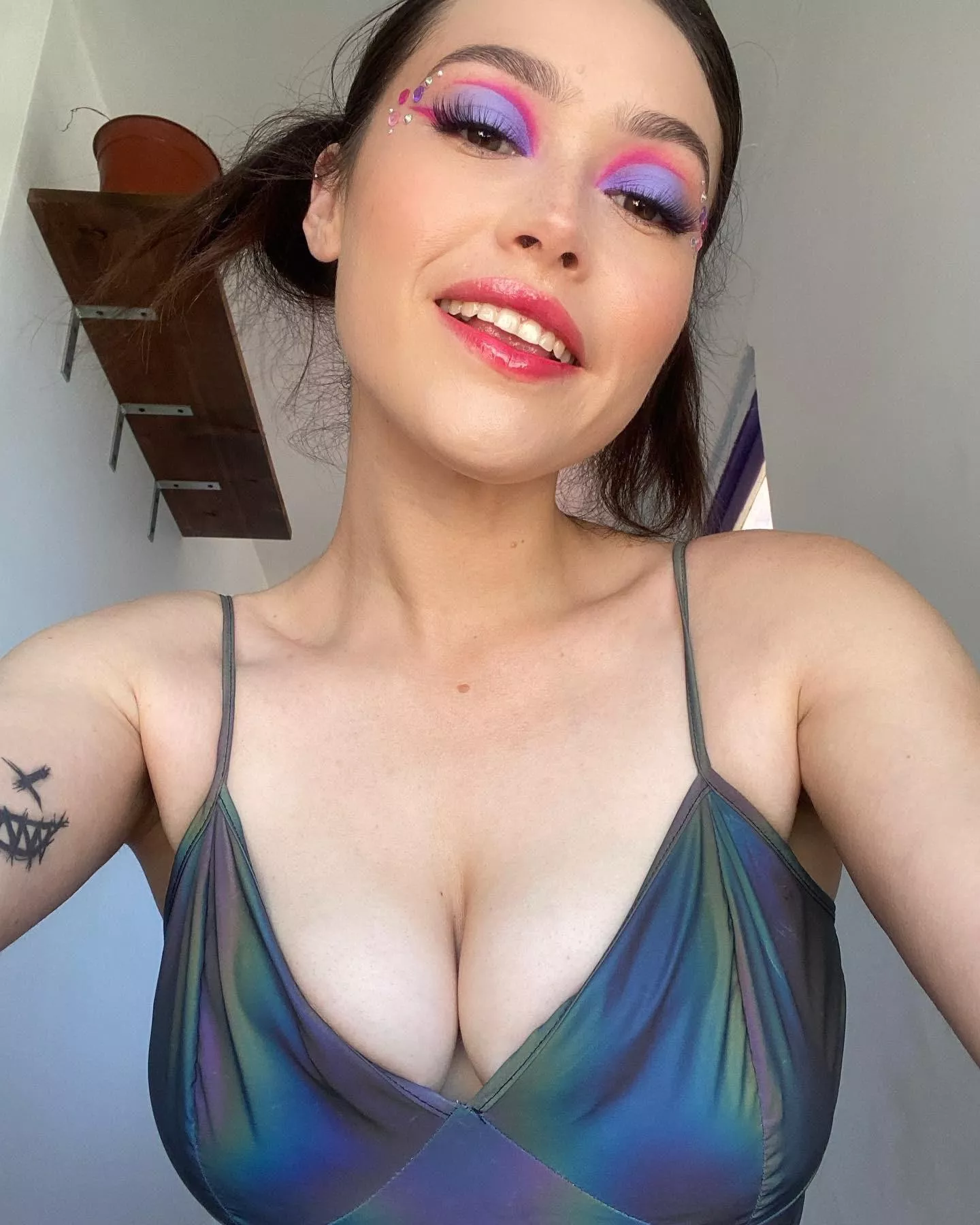 Happy Hump day!! 🌈 posted by kitshi69