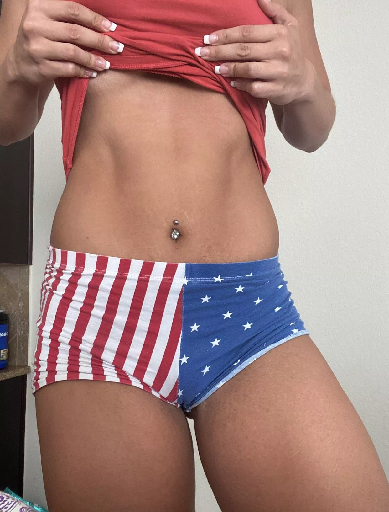 Happy Memorial Day! Abs out 💪🏻😈 posted by fit_goddess_ava