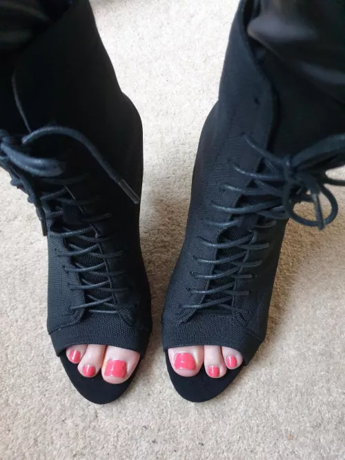 Happy Monday. I hope your day goes well. by NikkiM2828