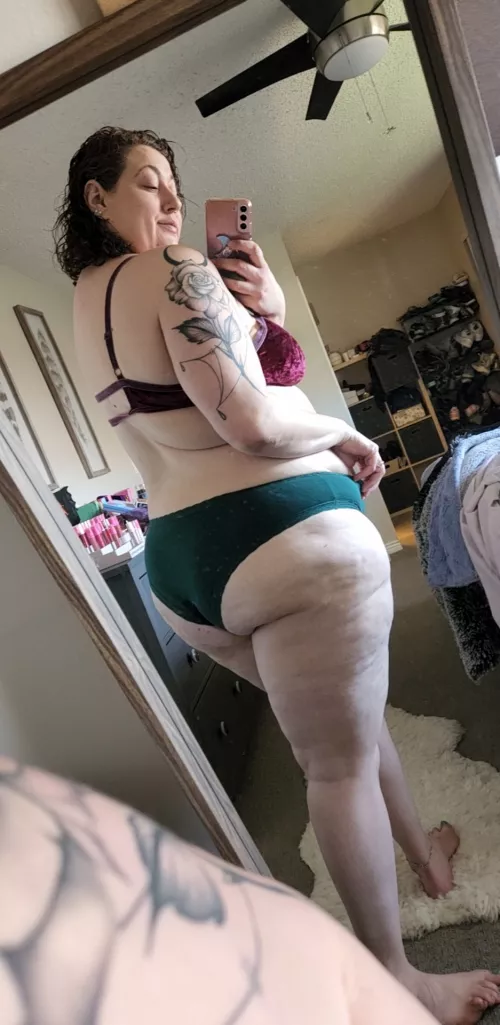 Happy Monday 😘 Wanna be my co worker? [f] by jthmeow1