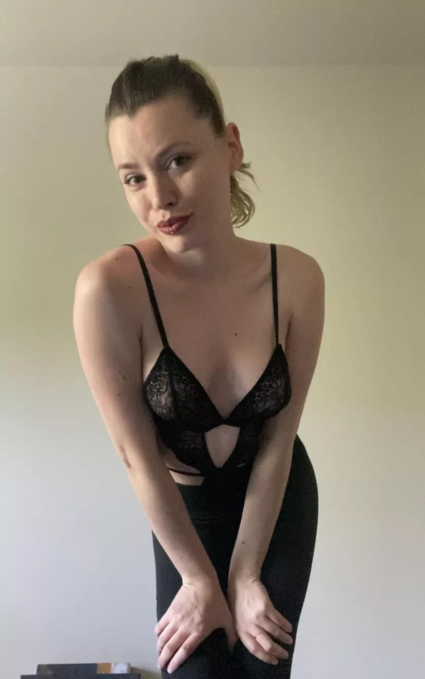 Happy Saturday 💋 [F25] posted by CuriousCatieCat