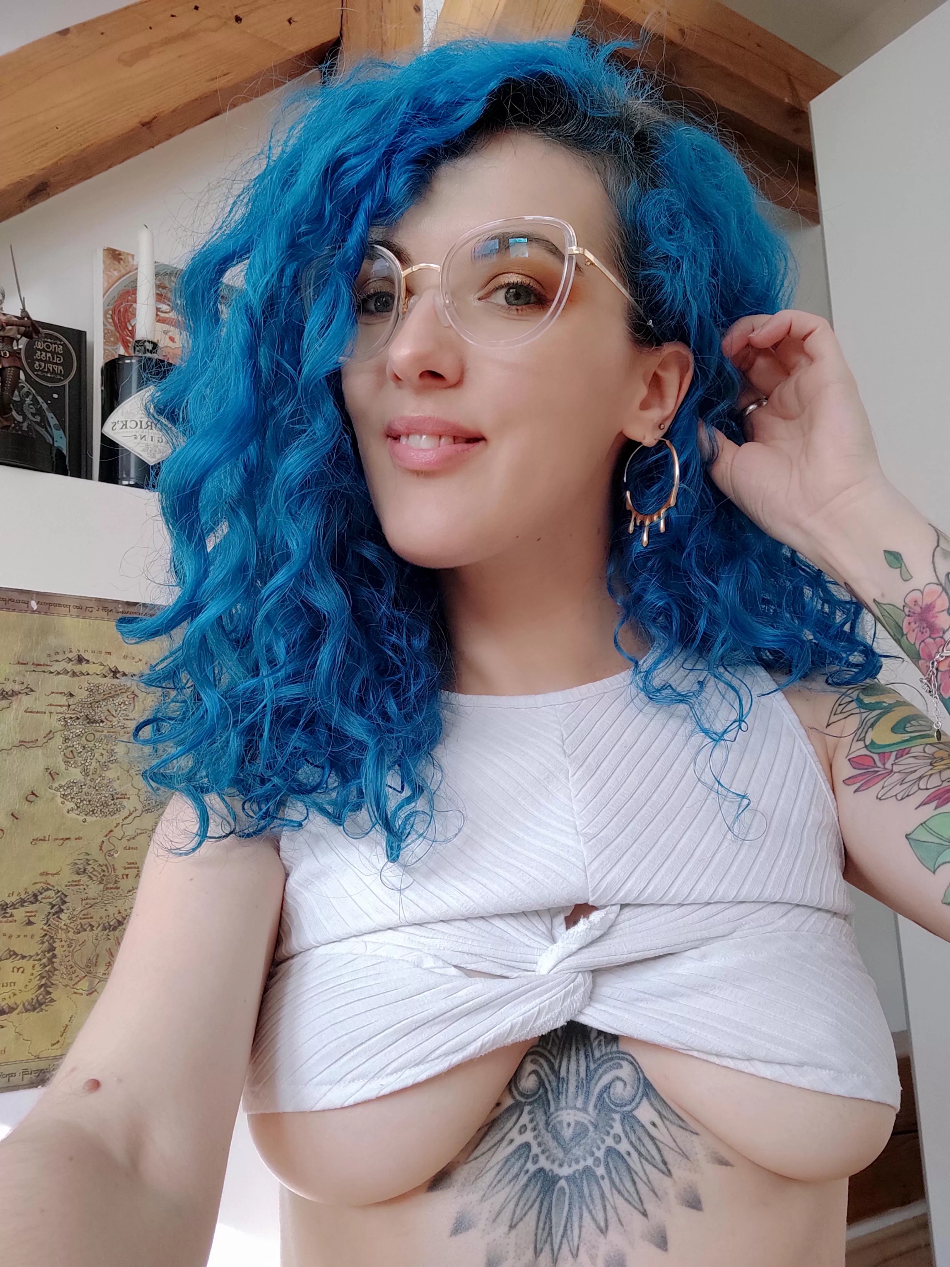 Happy Saturday from me and my blue curls ☺️ posted by Haelle