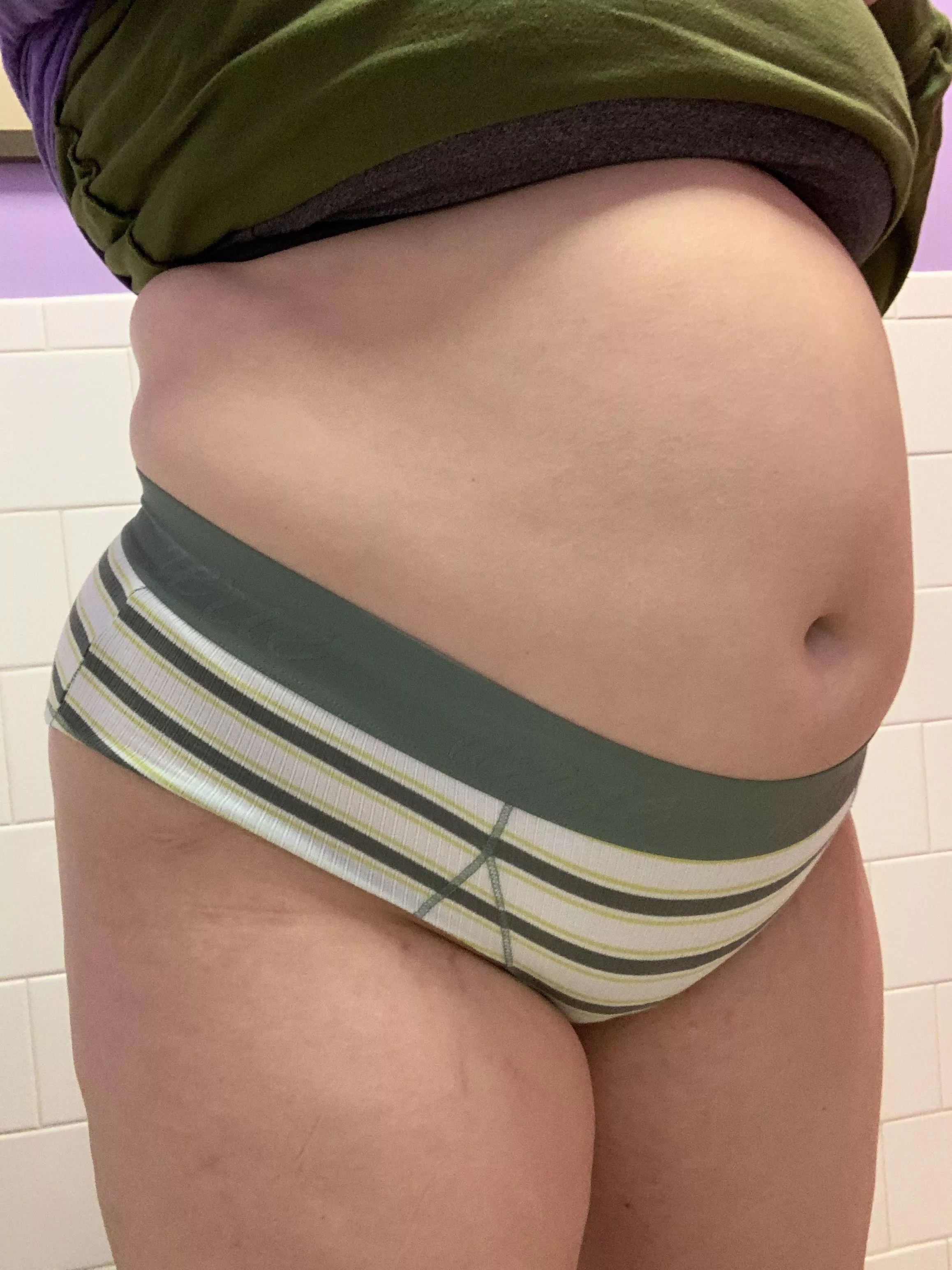 happy st patrick’s day!!!! come give my belly a kiss… it’s irish ;)💚🍀 posted by bigbellyblonde