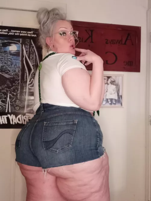 Happy St Pattys Day! ☘️ by curvybarbietoo