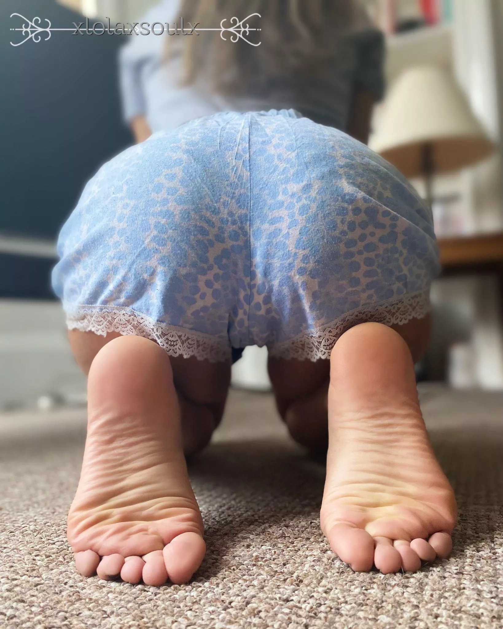 Happy Sunday 🍑 I went on a sweaty hike today and could do with a little 👣 massage… any takers? 😜 posted by xlolaxsoulx