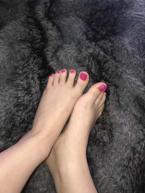 Happy sunday!☀️ Who wants to give my feet some love?❤️ by ssweetcherryy
