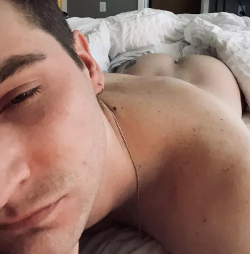 Hard to get out of bed on Mondays. by paulmartinn_