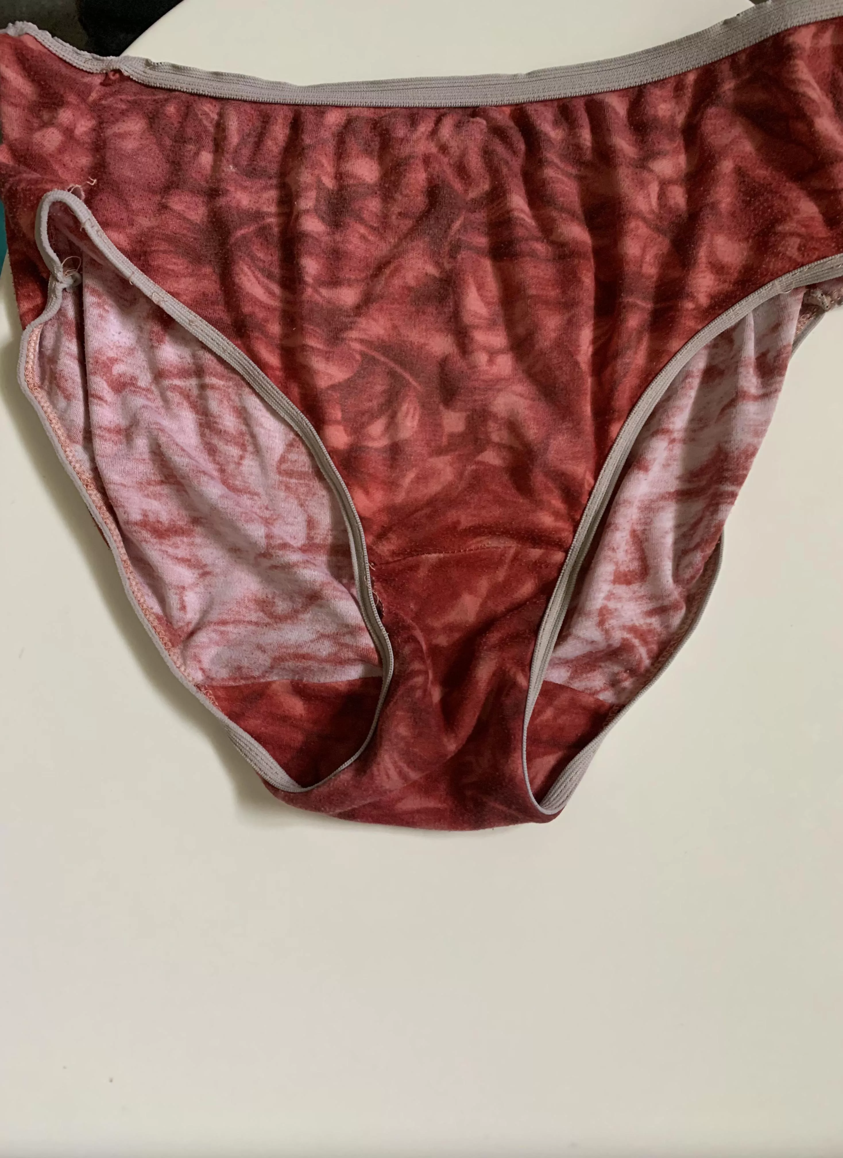 Hate it but I literally can’t not resist the smell of my mom’s female nectar. Gets me rock hard in a second. Smells gorgeous 🥵 posted by Mavisthekitty