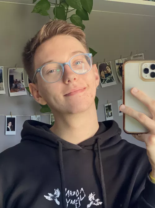 Have a good day bros 🤙🏻 by clarendone_