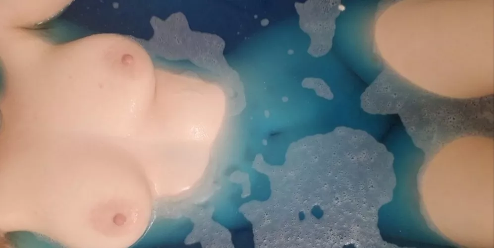 having a bad week, so it's time to relax in the bath by murderouskittens